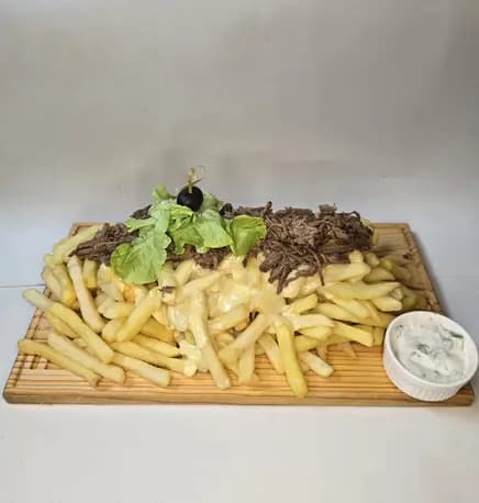 Tabla de Papas Fritas con Carne Mechada Grande