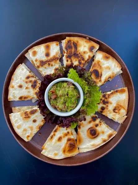 Quesadilla de Pollo Cebolla Caramelizada