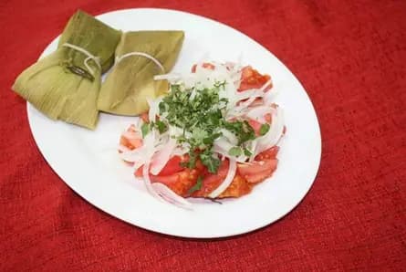 Plato con dos Humitas con chilena