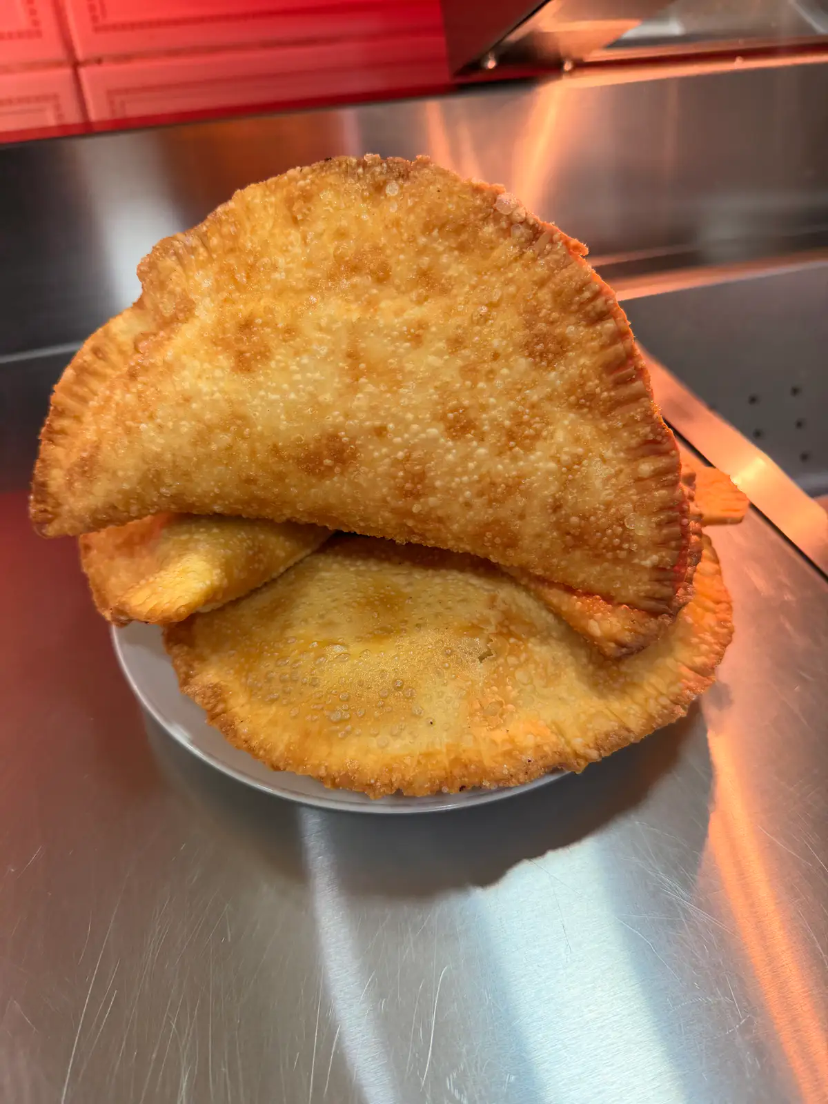 Empanada Queso Camarón Aceituna.