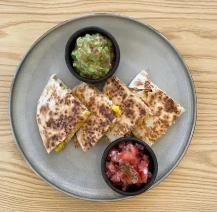 Quesadilla ave pollo, choclo, cebolla caramelizada, queso
