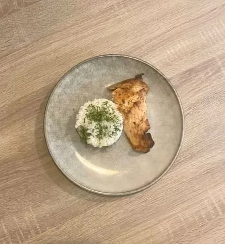 Salmon a la plancha con arroz o papas fritas