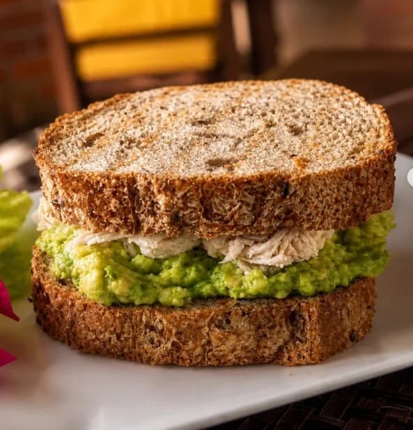 Sándwich de pollo con palta