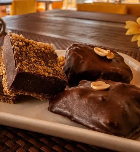 Brownies con cobertura de chocolate y maní