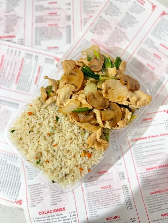 Pollo champiñon con arroz chaufan
