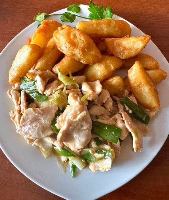 Pollo mongoliano con papas chinas.