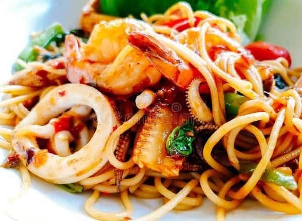 Tallarin saltado con mariscos