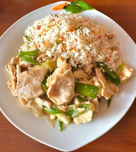 Pollo mongoliano con arroz chaufan