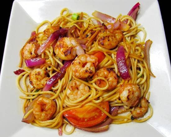 Tallarin saltado con camarones