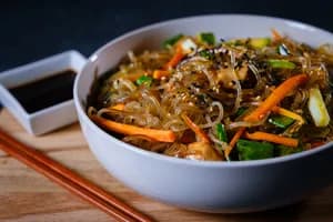 Japchae de pollo
