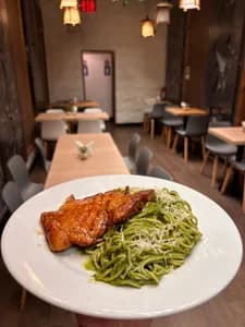 Tallarines pesto con chuleta frita